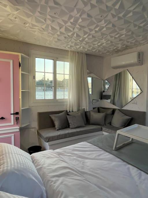 La Maison Rosee Bateau Botel *