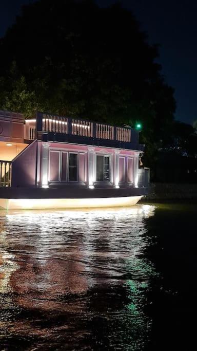 La Maison Rosee Bateau Botel *