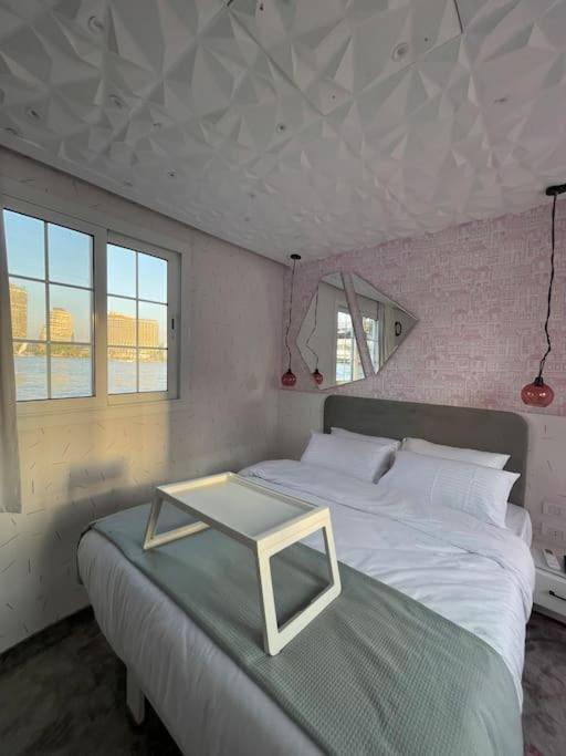 La Maison Rosee Bateau Botel *