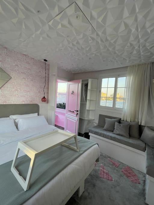 La Maison Rosee Bateau Botel
