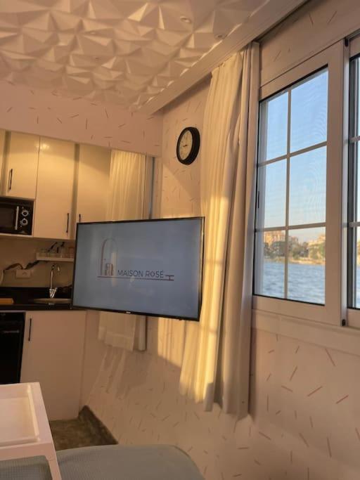 La Maison Rosee Bateau Botel *
