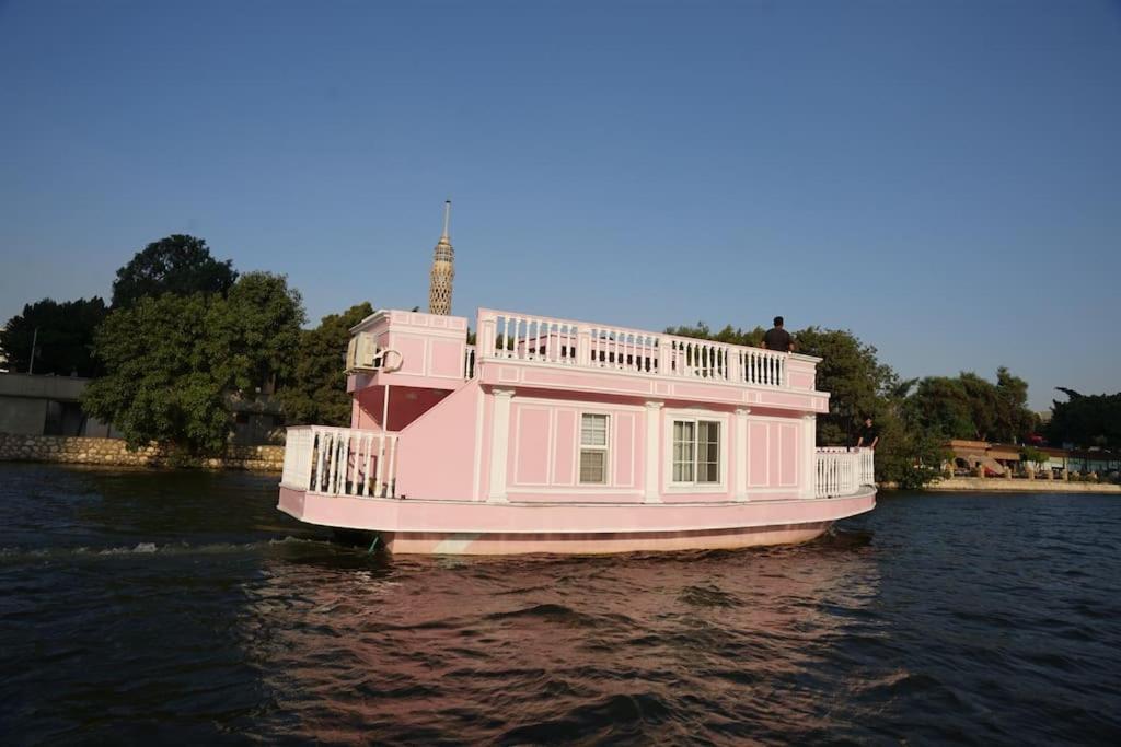 La Maison Rosee Bateau Botel *
