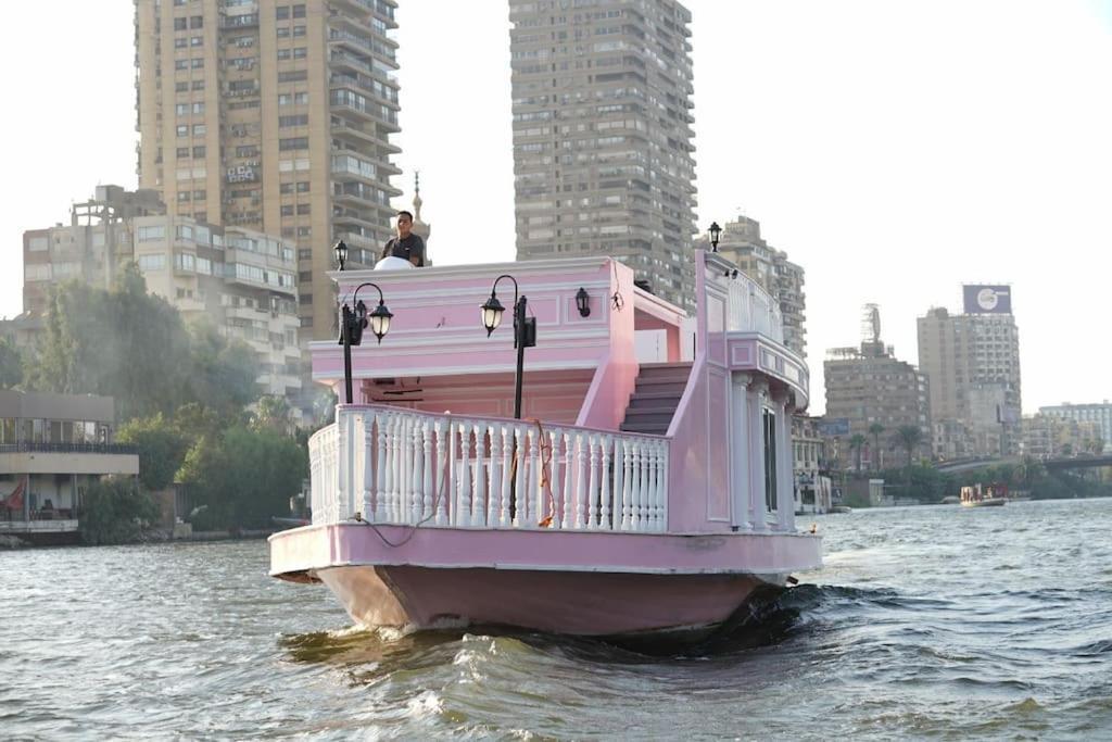 Botel La Maison Rosee Bateau *