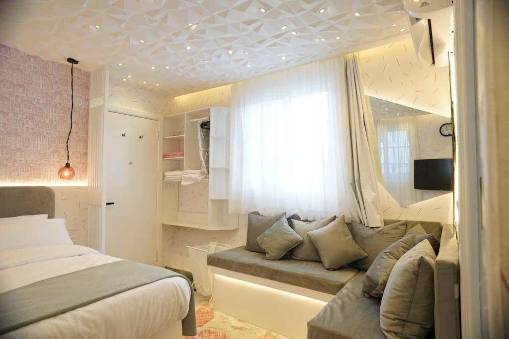 Botel La Maison Rosee Bateau *