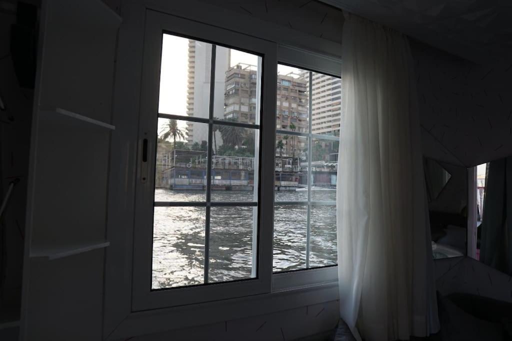 Botel La Maison Rosee Bateau *