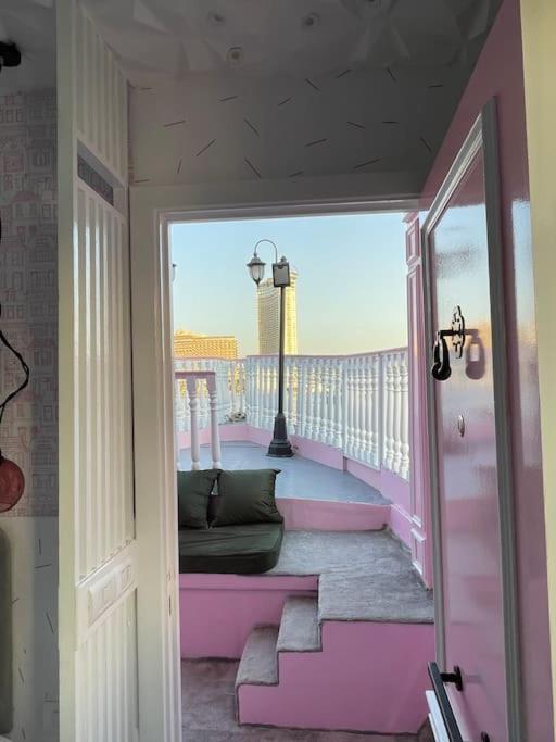 La Maison Rosee Bateau Botel