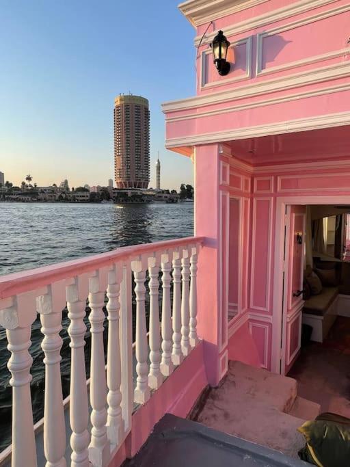 Botel La Maison Rosee Bateau