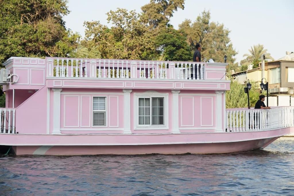 La Maison Rosee Bateau Botel *