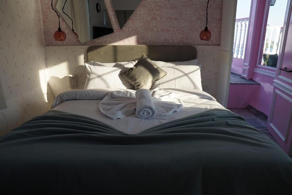 Botel La Maison Rosee Bateau *