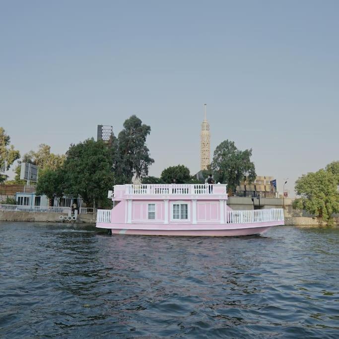 Botel La Maison Rosee Bateau